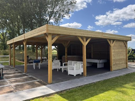 Carport semi-fermé