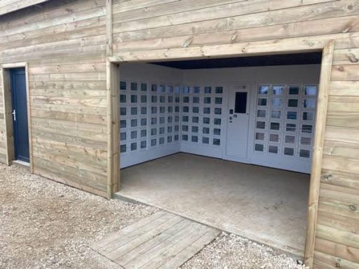 Structure de vente en bois avec abri type carport